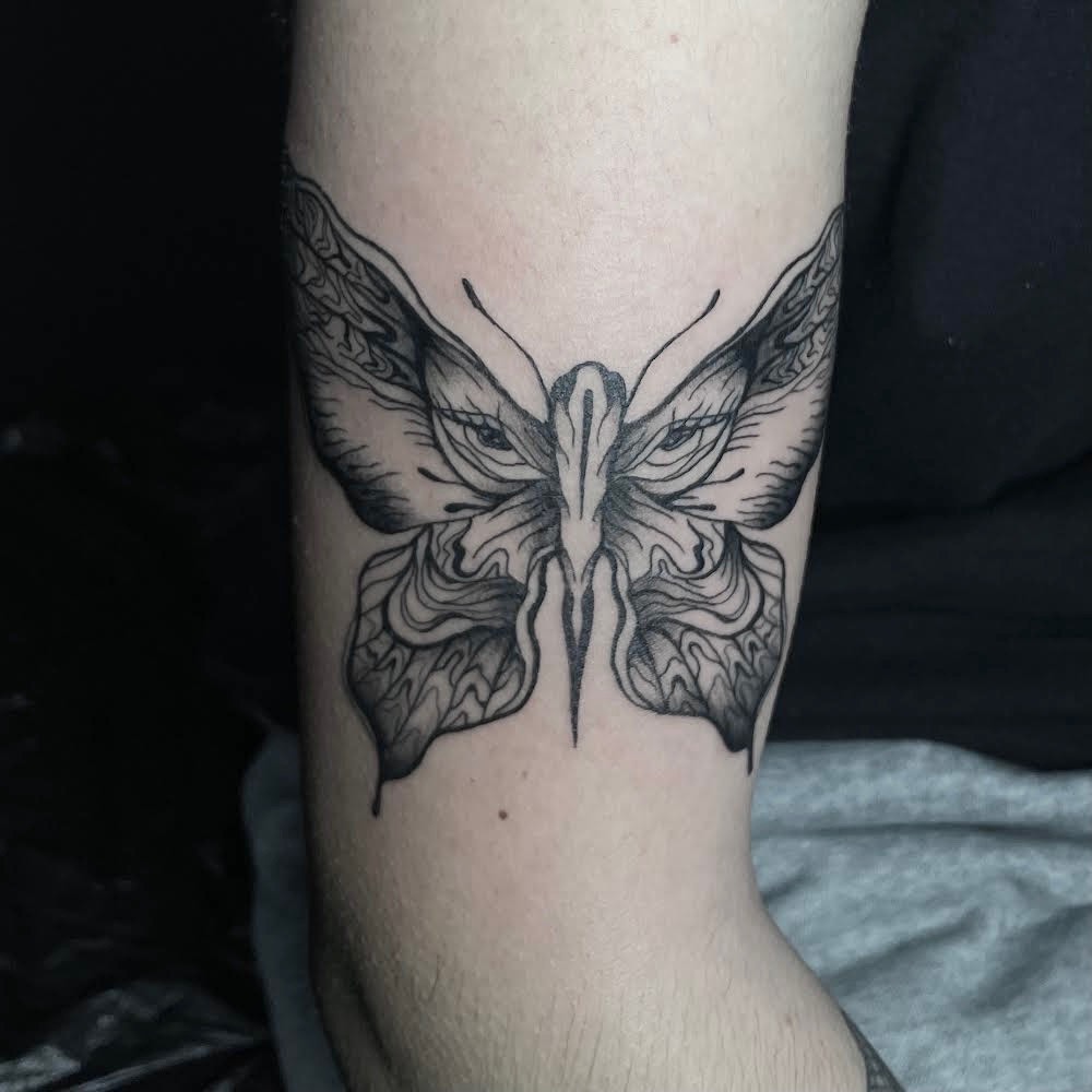 Tatouage de papillion – travail de précision Lab Tattoo Lausanne