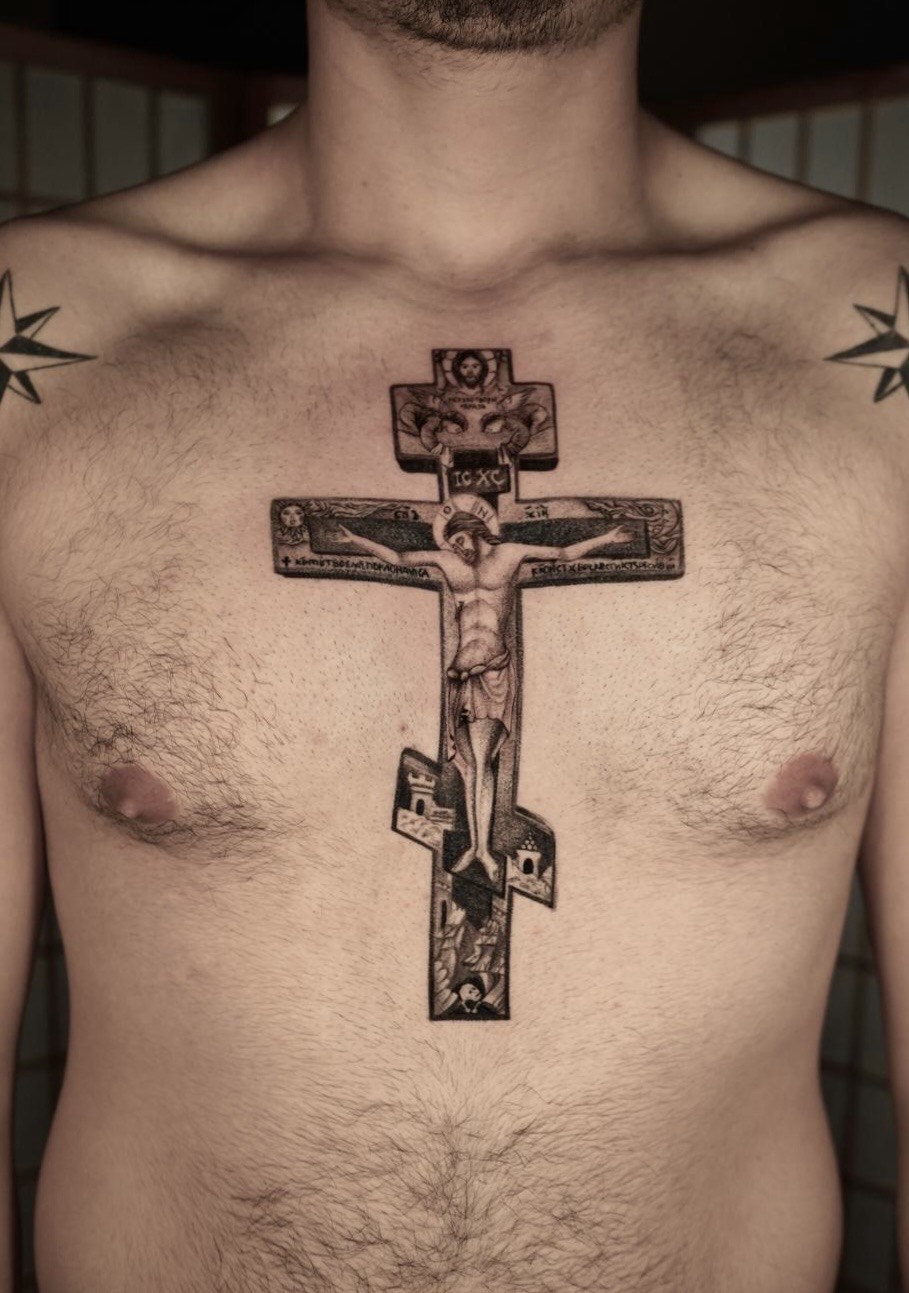 Tatouage de croix en style réaliste noir et gris – Lab Tattoo Lausanne