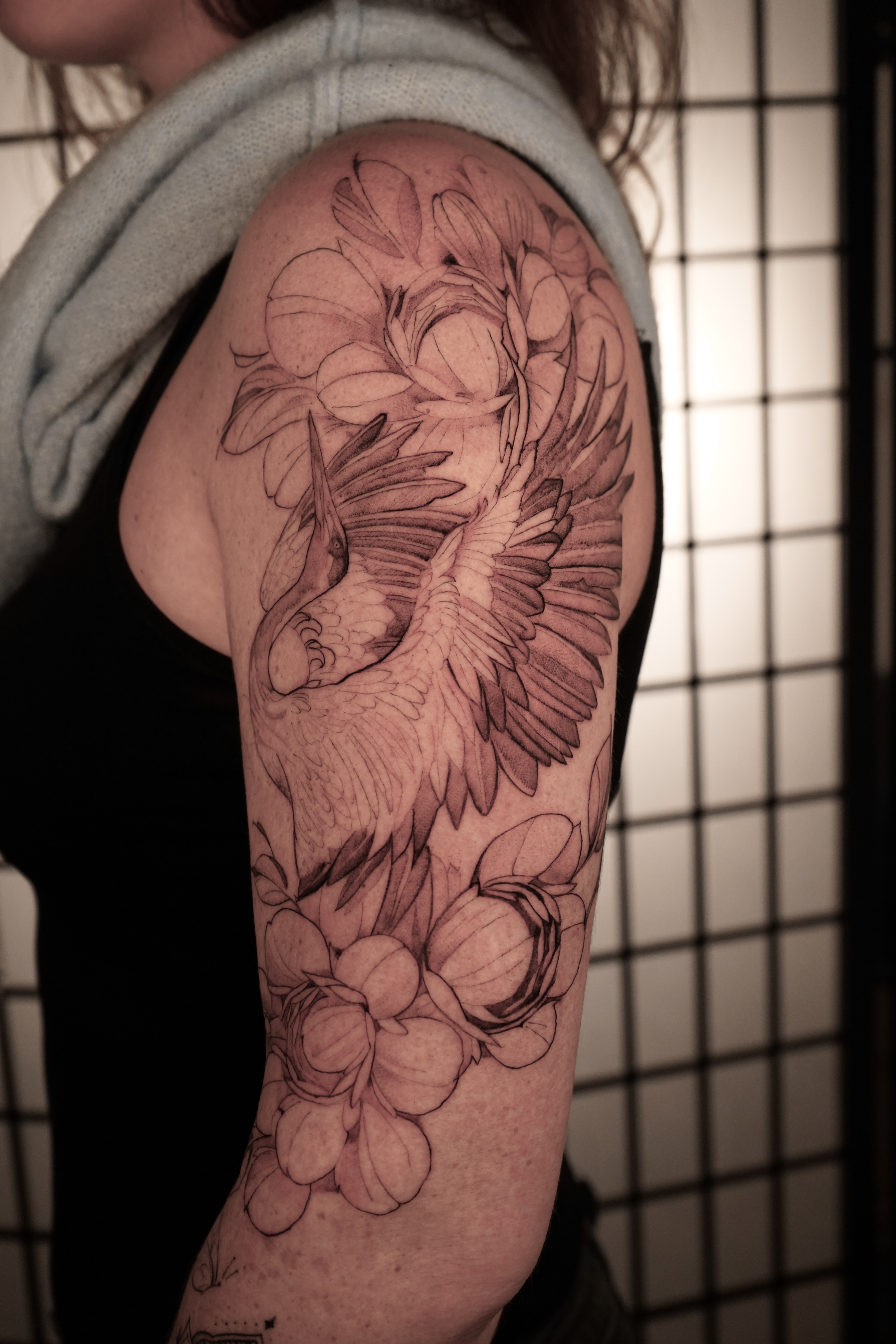 Tatouage de grue et fleurs – Lab Tattoo Lausanne
