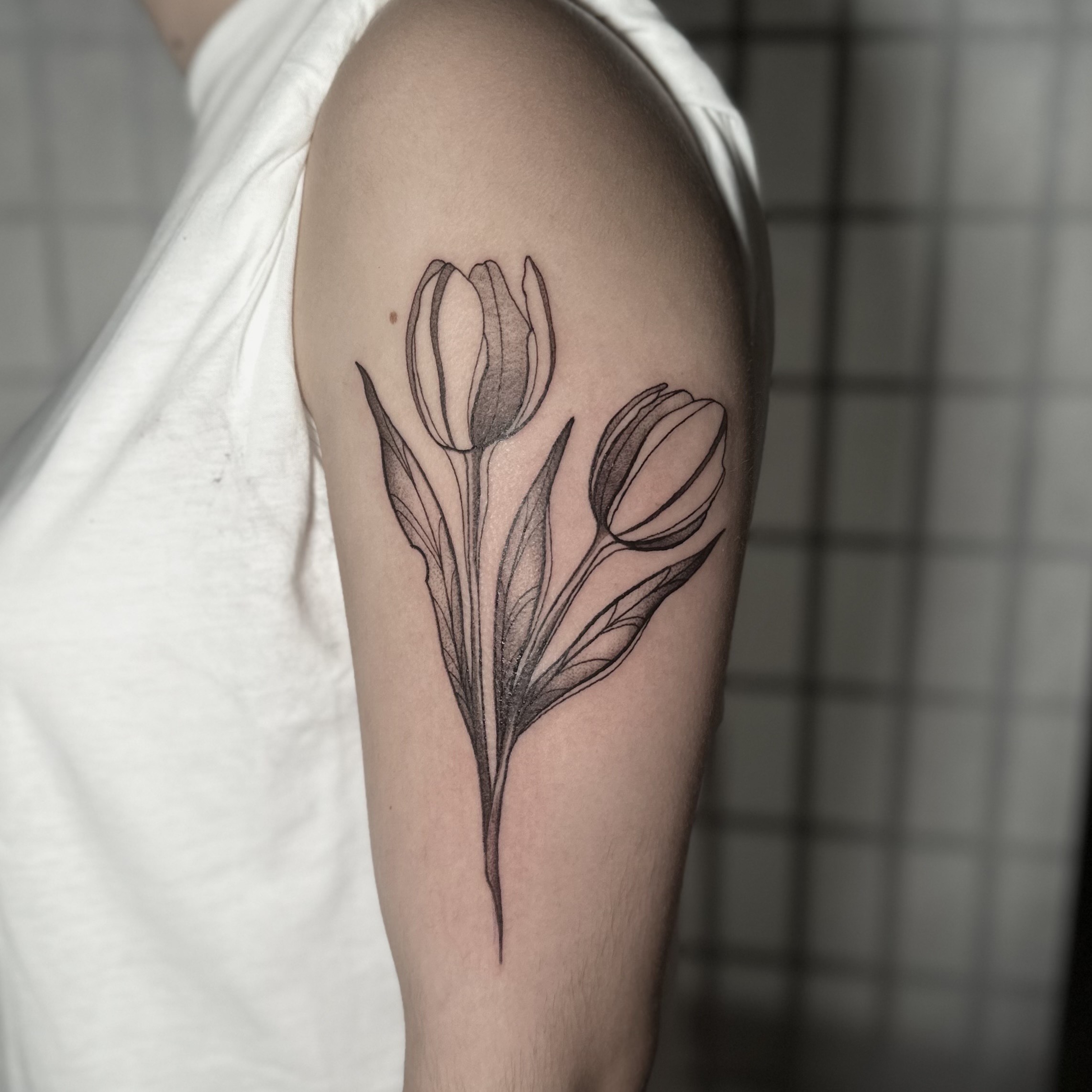 Tatouage artistique tulipe – création Lab Tattoo Lausanne